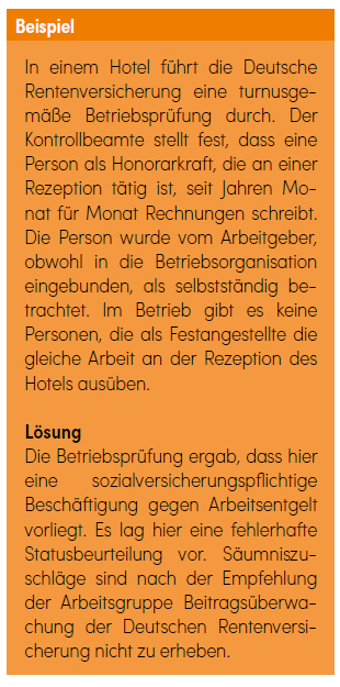 Ein orangefarbenes Textfeld mit einem deutschen Text, der ein Beispiel und eine Lösung erläutert. Es handelt sich um ein Hotel, einen Sozialversicherungsscheck und eine Beschäftigungsklassifizierung für die Teilzeitstelle einer Rezeptionistin.