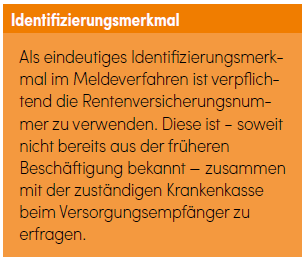 Deutscher Text mit orangefarbener Überschrift „Identifizierungsmerkmal“. Der Text erläutert die Verpflichtung zur Angabe einer Rentenversicherungsnummer im Anmeldeverfahren sowie die Einholung einer Bestätigung des zuständigen Krankenversicherungsträgers.
