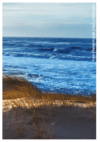 Meereswellen, die unter einem heiteren blauen Himmel ans Ufer rollen, und eine sanfte Brise, die das Strandgras auf den Dünen wiegt, wecken Gedanken an effektives Personalmanagement im Reich der Natur.