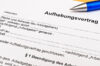 Dokument mit dem Titel „Aufhebungsvertrag“ und einem blauen Stift darauf, das die Unterzeichnung oder Überprüfung eines Vertrags vorschlägt und im deutschsprachigen Raum typischerweise mit der gegenseitigen Vereinbarung zur Beendigung eines Arbeitsverhältnisses verbunden ist.