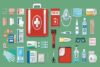 Eine Auswahl an Erste-Hilfe- und medizinischen Notfallartikeln, ausgebreitet auf einem grünen Hintergrund, darunter ein Erste-Hilfe-Kasten, Bandagen, antiseptische Tücher, medizinische Handschuhe und andere wichtige Artikel für die sofortige medizinische Versorgung.
