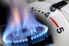 Ein Gasherdbrenner mit blauer Flamme neben einer Nahaufnahme eines Thermostatreglers, der zwischen 3 und 4 eingestellt ist und die Wärmeregelung symbolisiert.