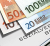 Verschiedene Euro-Banknoten aufgefächert, mit sichtbaren Nennwerten, darunter 10, 20, 50 und 100 Euro für Personalmanagement.