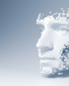 Eine digitale 3D-Darstellung eines menschlichen Kopfes, bestehend aus weißen Voxeln, die sich nach und nach in den umgebenden Raum auf einem hellblauen Hintergrund auflösen und Personalmanagement, digitale Transformation oder das Konzept symbolisieren