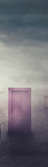 Eine einsame, leuchtend rosa Tür steht inmitten einer nebligen und trostlosen Landschaft offen, während im nebligen Hintergrund Hinweise auf andere Türen auftauchen, die einen Hauch von Geheimnis und Surrealismus vermitteln.