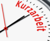 Eine Nahaufnahme eines Zifferblatts mit dem Wort „kurzarbeit“, was auf eine Reduzierung der Arbeitszeit oder eine Anpassung des Arbeitsplans hindeutet.