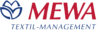 Das Bild zeigt das Logo von Mewa, das ein stilisiertes herzförmiges Design mit Blättern enthält, das Fürsorge oder Umweltfreundlichkeit symbolisiert, in Blau über dem rot großgeschriebenen Text „mew“.