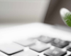 Ein verschwommenes Bild einer weißen Computertastatur mit einem Hauch von Grün im Hintergrund, das einen ruhigen, für Personalmanagement optimierten Arbeitsbereich suggeriert.