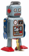 Ein alter Blechspielzeugroboter mit rotem Mund, großen Augen, einer Kiste mit Bedienfeld und roten Schuhen steht vor einem weißen Hintergrund.