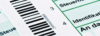 Nahaufnahme eines Dokuments mit Barcode und deutschem Text zum Thema „Personalmanagement“ mit Angabe von Abschnitten, die sich möglicherweise auf Besteuerung oder Identifizierung beziehen.