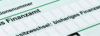 Nahaufnahme eines deutschen Steuerdokuments, in dem die Wörter „Finanzamt“ und Teile anderer textbasierter Informationen im Zusammenhang mit Humanressourcen hervorgehoben sind, was auf einen Schwerpunkt auf Finanz- oder Finanzwesen hindeutet