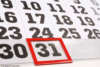 Eine Nahaufnahme einer Kalenderseite, auf der die Zahl 31 mit einem roten Rahmen hervorgehoben ist. Die Tage 17 bis 25 sind als fette schwarze Zahlen auf weißem Hintergrund zu sehen.