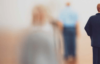 Verschwommenes Sehen von Menschen, die mit einem Gefühl von Distanz und Trennung gehen.