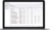 Ein Laptop, auf dem eine Tabelle oder Datenbank mit verschiedenen Datenzeilen und -spalten angezeigt wird, möglicherweise im Zusammenhang mit der Personalverwaltung oder der Bestandsverwaltung.