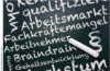 Tafel mit deutschen Wörtern im Zusammenhang mit Beschäftigungs- und Arbeitsmarktkonzepten, darunter „qualifizierter Arbeitsmarkt“ und „Fachkräftemangel“ (kurz).