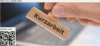 Eine Hand stempelt das Wort „Kurzarbeit“ auf ein Dokument und weist damit auf die Einführung von Kurzarbeit oder reduzierter Arbeitszeit hin.
