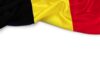 Eine Nahaufnahme der belgischen Flagge mit ihren kräftigen schwarzen, gelben und roten Streifen, die anmutig verlaufen.