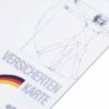 Eine Ecke einer Karte mit einer Skizze des vitruvianischen Menschen. Der Text „VERSICHERTEN KARTE“ und eine stilisierte deutsche Flagge sind sichtbar.