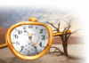 Ein surreales Gemälde zeigt eine schmelzende goldene Uhr, die über einem toten Baum in einer kargen Wüstenlandschaft hängt, über der sich ein bewölkter Himmel befindet. Das Zifferblatt ist verzerrt, was die Flüchtigkeit und Verzerrung der Zeit suggeriert.