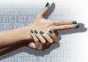 Eine weibliche Hand mit grün lackierten Nägeln ist so positioniert, als würde sie zeigen, während eine andere Hand das Handgelenk fest umklammert. Der Hintergrund enthält verschwommenen, unleserlichen Text. Das allgemeine Farbschema ist neutral, mit einem Fokus auf die grünen Nägel.