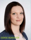 Eine Frau mit glattem braunem Haar, heller Haut und grünen Augen trägt einen Blazer über einem hellen Oberteil. Sie hat ein kleines Piercing unter ihrer Unterlippe. Der Hintergrund zeigt ein subtiles Muster aus Binärcode. Der Text „DENISE BEINHAUER“ ist in Grün am unteren Bildrand zu sehen.