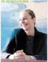 Eine Frau mit blonden Haaren, gekleidet in einen dunklen Blazer, lächelt und blickt nach links. Sie sitzt vor einem blau-weißen abstrakten Hintergrund. Oben im Bild steht in grüner Schrift der Text „Dr. Michaela Felisiak“.