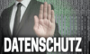Eine Person im Anzug hält in einer Stopp-Geste die Hand hoch. Der Hintergrund ist mit Binärcode (Einsen und Nullen) gefüllt. Unten ist prominent das Wort „DATENSCHUTZ“ abgebildet.