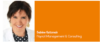 Eine Person mit kurzen braunen Haaren, einer weißen Jacke und einer gepunkteten Bluse lächelt. Ihr Name „Sabine Katzmair“ ist mit dem Text „Payroll Management & Consulting“ auf orangefarbenem Hintergrund rechts im Bild zu sehen.