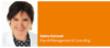 Eine Person mit kurzen dunklen Haaren lächelt und trägt eine weiße Jacke und ein gemustertes Oberteil. Neben dem Bild sind in weißer Schrift auf orangefarbenem Hintergrund der Name „Sabine Katzmair“ und der Berufstitel „Payroll Management & Consulting“ zu sehen.