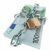Ein Bündel 100-Euro-Scheine ist mit einer schweren Metallkette umwickelt, die mit einem goldenen Vorhängeschloss gesichert ist, was finanzielle Sicherheit oder Einschränkung symbolisiert. An der Ecke der Scheine ist die Flagge der Europäischen Union zu sehen.