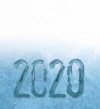 Ein eisblauer Hintergrund mit der Jahreszahl „2020“, die am unteren Bildrand in Frost eingeritzt ist. Die Frost- und Eistextur dominiert die untere Hälfte, während die obere Hälfte in einen hellen, glatten weißen Bereich übergeht.