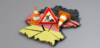 Eine 3D-Karte von Deutschland, überlagert mit Baustellensymbolen wie Verkehrsleitkegeln und einem Warnschild mit einem Arbeiter mit einer Schaufel, deutet sowohl auf laufende Arbeiten in der Region als auch auf Vorbereitungen für die Europawahl hin.