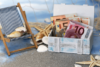 Eine Holzkiste voller Euro-Banknoten mit der Aufschrift „Urlaubsgeld“ liegt eingebettet im Sand. Daneben vervollständigt ein kleiner, gestreifter Liegestuhl, der mit Muscheln geschmückt ist, die Szene. Der Hintergrund mit Seesternen und einem Fischernetz verstärkt das Strand-Ambiente.