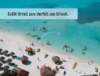 Luftaufnahme eines Strandes mit türkisfarbenem Wasser, Sonnenliegen, Sonnenschirmen und Menschen auf Jetskis. In einem Textfeld oben steht „EuGH-Urteil zum Verfall von Urlaub“.