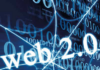 Der leuchtende Text „Web 2.0“ liegt auf einem dunklen Hintergrund voller Binärcode (Einsen und Nullen) und sich kreuzender blauer Linien, die an ein digitales Netzwerk erinnern.