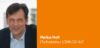 Auf der linken Seite des Bildes ist ein Mann im Anzug zu sehen. Die rechte Seite hat einen orangefarbenen Hintergrund mit weißem Text, auf dem steht: „Markus Matt, Chefredakteur LOHN+GEHALT.“