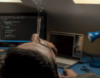 Eine Person lehnt sich in einem Stuhl zurück, eine brennende Zigarette quillt in die Höhe, während Rauch aufsteigt. Zwei Computermonitore zeigen Codezeilen neben einem Laptop auf dem Schreibtisch an. Eine blaue Lampe beleuchtet den Arbeitsbereich und weist subtil auf die Notwendigkeit von Suchtprävention in dieser technikbefeuerten Umgebung hin.