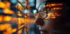 Nahaufnahme einer Person mit Brille, die orangefarbenen Computercode reflektiert, möglicherweise von einer modernen HR-Software. Der Hintergrund leuchtet mit Codezeilen und betont die technisch versierte Atmosphäre. Gedämpftes Licht verstärkt den Fokus auf die Brille und ihre digitale Anzeige.