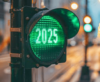 Eine Ampel auf einer Stadtstraße zeigt das Jahr „2025“ in Grün an. Der Hintergrund ist verschwommen und zeigt Lichter und Gebäude.