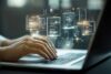 Hände tippen auf einer Laptop-Tastatur; digitale Dokumente und Datenströme visualisieren das digitale Nachweisverfahren für Arbeitgeber