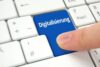 Symbolfoto zum digitalen Elternnachweis DaBPV: Finger drückt „Digitalisierung“-Taste auf Computertastatur – Umstellung auf automatisiertes Verfahren ab Juli 2025.