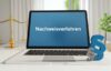 Offener Laptop mit dem Wort 'Nachweisverfahren' auf dem Bildschirm, daneben ein Paragrafensymbol und eine Justitia-Waage im Hintergrund