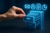 Digitale Lohnschnittstelle: Symbolische Darstellung von Datenübermittlung mit Hand an virtuellem Aktenschrank
