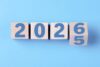 Holzblöcke mit Jahreszahl 2025, die zu 2026 wechseln – Symbolbild für neue Sachbezugswerte ab 1. Januar 2026