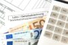 Lohn- und Gehaltsabrechnung mit Euro-Banknoten und Taschenrechner – Symbol für Payroll, Abrechnung und Personalwesen.