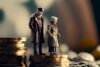 Miniaturfiguren eines älteren Ehepaars stehen auf Münzstapeln – Symbol für Rente, Altersvorsorge und finanzielle Absicherung im Alter.