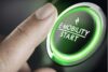 Finger drückt einen beleuchteten grünen Startknopf mit der Aufschrift „E-Mobility Start“, Symbol für den Beginn oder die Aktivierung von Elektromobilität.