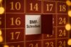 Geöffneter Adventskalender mit rotem Hintergrund und goldenen Zahlen; hinter dem geöffneten Türchen erscheint ein Blatt mit der Aufschrift „BMF-Schreiben“.
