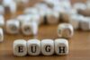 Symbolbild zum EuGH-Urteil: Holzwürfel mit Buchstaben „EUGH“ stehen für die Entscheidung des Europäischen Gerichtshofs zur Mindestlohnrichtlinie.