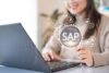 SAP Cloud Migration: HR-Mitarbeiterin arbeitet mit SAP S/4HANA System am Laptop – digitale Transformation im Personalwesen.